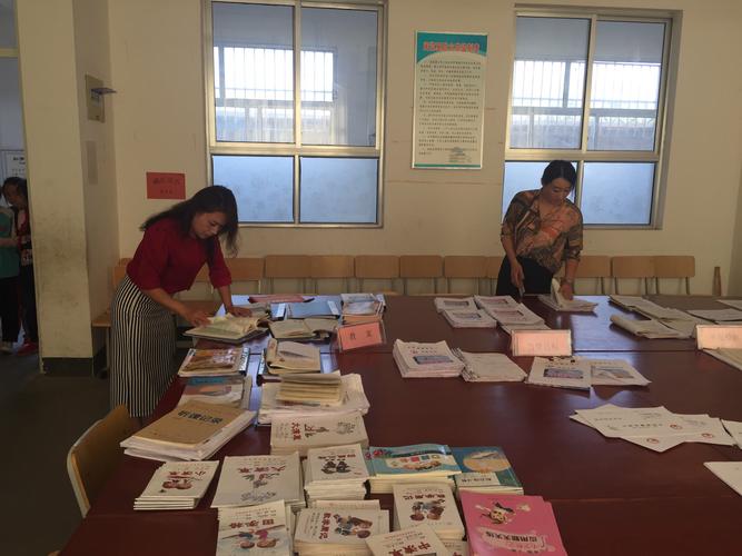 &mdash;峨庄完小组织教师举行教学业务材料互评检查活动
